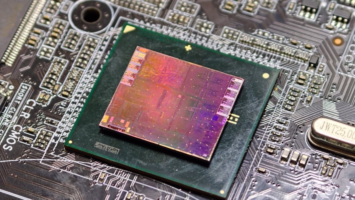 AI 需求挤占电路板产能，部分 PCB 订单交期长达 30 个月