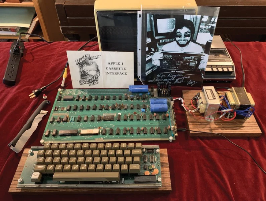 苹果前 CEO 乔布斯亲笔签名的 Apple II 手册最终拍卖价格约 511.86 万元,皮夹克拍了 43.2 万元