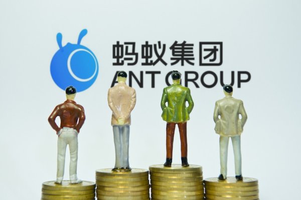 大公司晨读：核心相机业务下滑尼康计划裁2000人；蚂蚁战配基金持有人今起可选择退出