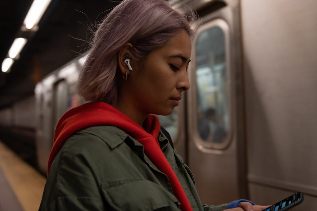 苹果新专利曝光:AirPods 有望检测用户是否正确佩戴耳机
