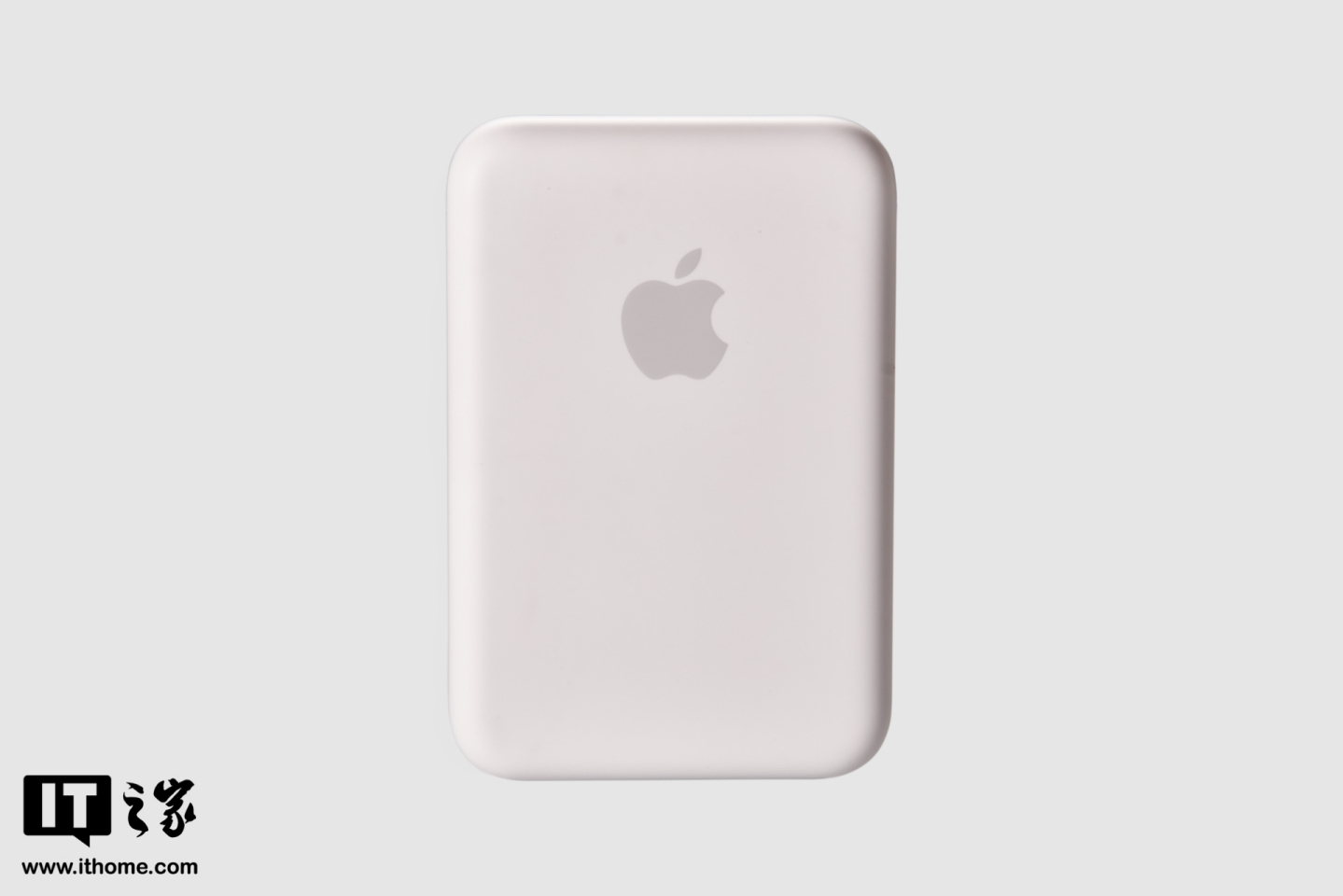 【Mac完美下载评测室】苹果 MagSafe 外接电池轻体验:让 iPhone 12 系列用户更从容